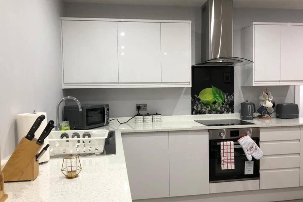 Morden Central Self Contained Flat By Cozynest 독서 외부 사진