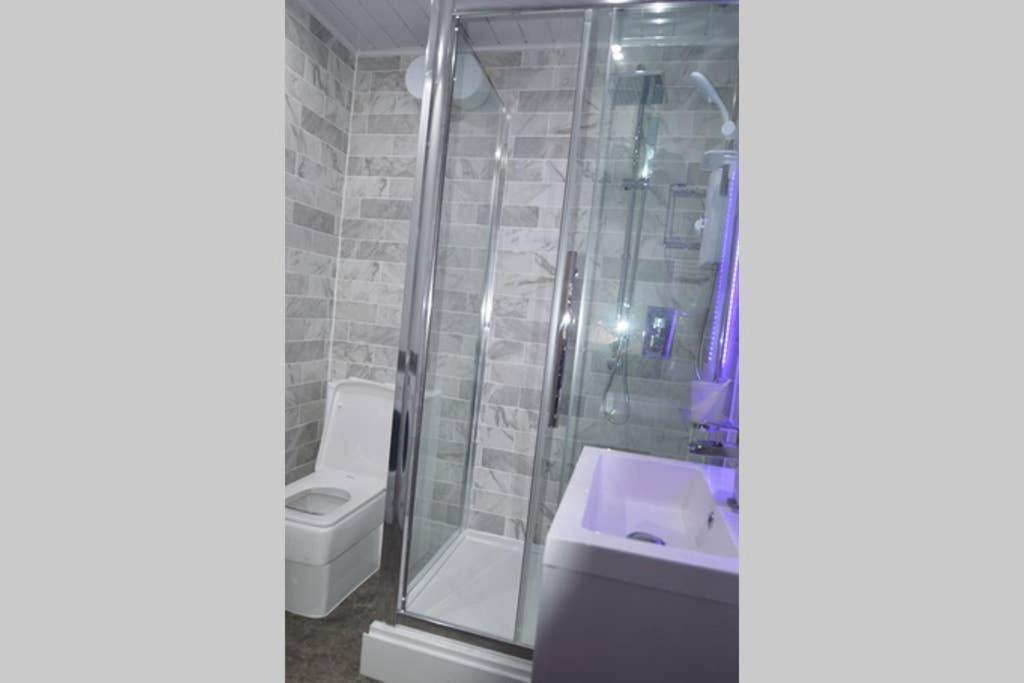 Morden Central Self Contained Flat By Cozynest 독서 외부 사진